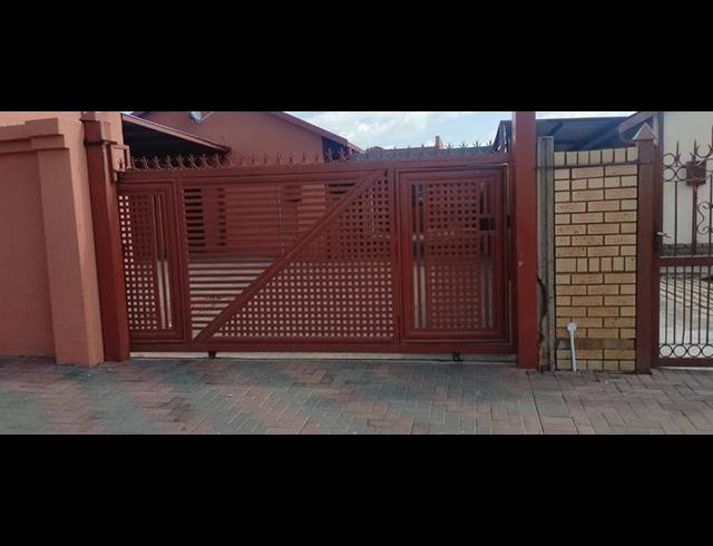 12 BEDROOM HOUSE FOR SALE IN SOSHANGUVE GG
